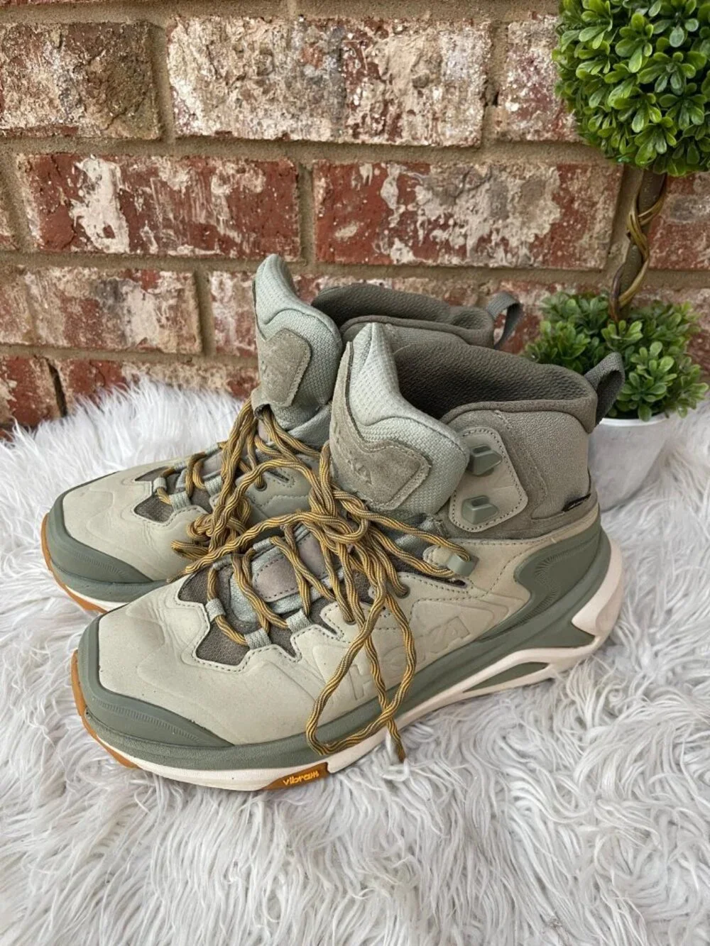 HOKA Kaha 3 GTX hiking boots in sea moss and oat milk color size 10D